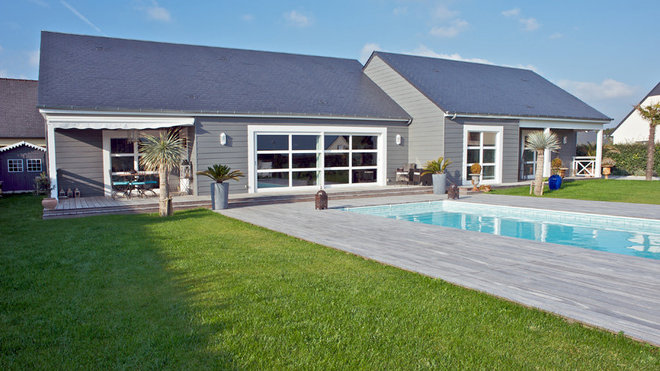 Cette maison de plain-pied est percée de nombreuses et grandes ouvertures pour y laisser entrer aisément la lumière afin de garantir un grand confort à ces habitants