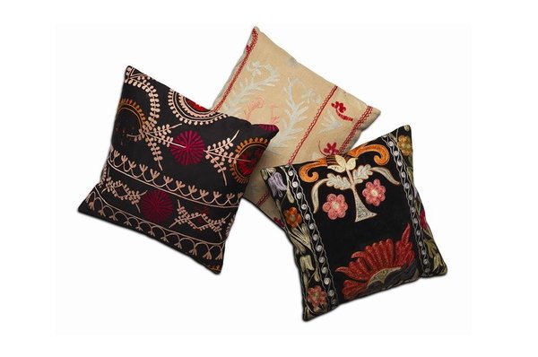 Esprit suzani chez Bo Concept avec une belle déclinaison de coussins brodés, noir ou coloris sable. L40xl40cm.