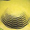 La superposition des dalles de sol en vinyle dans un camaïeu de vert offre la possibilité de nombreuses harmonies pour concevoir des lieux qui attirent l’œil et réveillent les sens !