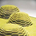 Grâce à un système de découpes circulaires alvéolées les volumes peuvent se dessiner