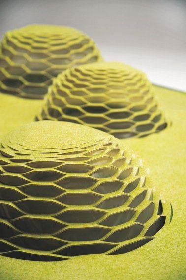 Grâce à un système de découpes circulaires alvéolées les volumes peuvent se dessiner