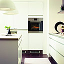 « Faktum Abstrakt » de Ikea : toujours difficile à réaliser dans les petits espaces, la cuisine ouverte est réussie ici parce que, compacte, elle occupe les hauteurs.