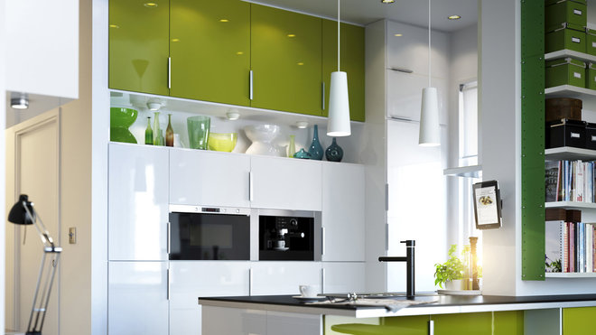 « Faktum Abstrakt » de Ikea : d’une blancheur immaculée, cette cuisine, délimitée par un petit îlot, est d’une sobriété parfaitement intemporelle.