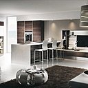 « Luna » de Mobalpa : cuisine et living ne font grâce à des meubles caméléon, qui produise leur effet d’un côté comme de l’autre de l’espace.