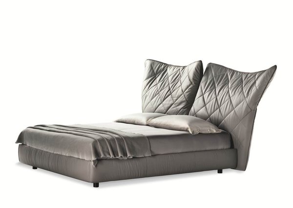 Enveloppante et protectrice, cette tête de lit articulée, se plie ou se déploie grâce à un système de tubes flexibles en métal intégrés. Imaginée par Paola Navone elle est disponible à partir de 6 050 € chez Poltrona Frau.