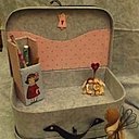 Une partie de la valise plus large comporte une pochette et peut être divisée par un casier où l'on peut ranger ses crayons et crochets