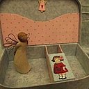 Le casier se pose  sur le fond de la valise et divise l'espace.