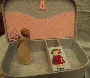 Le casier se pose  sur le fond de la valise et divise l'espace.