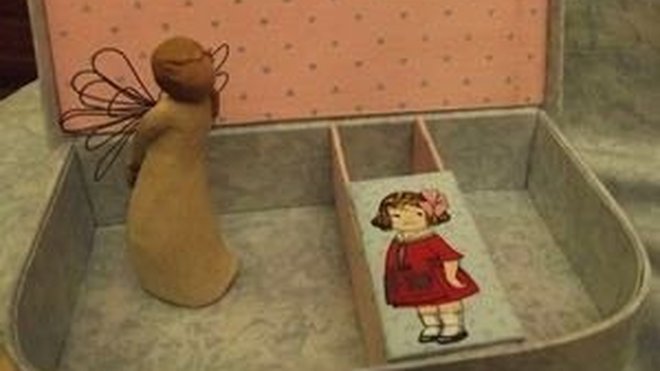 Le casier se pose  sur le fond de la valise et divise l'espace.