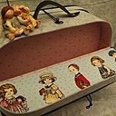 Une partie plus étroite, accueille documents, tissus et patrons.