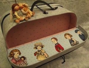 Une partie plus étroite, accueille documents, tissus et patrons.