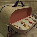 La valisette de Moulinette a la particularité de s'ouvrir des 2 côtés.