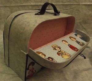 La valisette de Moulinette a la particularité de s'ouvrir des 2 côtés.