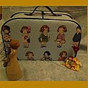 Une valisette en carton  crée par Moulinette est recouverte ici d'un adorable tissu vintage?