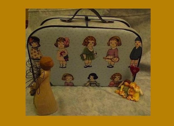 Une valisette en carton  crée par Moulinette est recouverte ici d'un adorable tissu vintage?