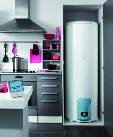 « Vizengo » de Atlantic : Intelligent, il adapte ses cycles de chauffe en fonction des consommations d’eau précédentes, mais on peut aussi le programmer. Résistance en stéatite, anode en titane avec protection ACI (anticorrosion intégrale), cycle antilégionelle, contrôle de l’eau chaude restante… Constante de refroidissement : 0,19 Wh/litre/°C/jour (200 litres). 731 € (200 litres vertical).