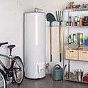 « Blindés » de Pacific Thermor : Avec une anode magnésium à durée de vie prolongée grâce à une résistance compensatrice qui réduit son usure, cette gamme intègre des modèles verticaux et horizontaux muraux et à poser. Constante de refroidissement : 0,19 Wh/litre/°C/jour (200 litres). 470 € (200 litres, vertical).