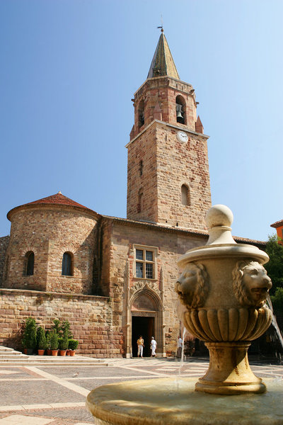 La cathédrale de Fréjus, composée d’une double nef, est surmontée d’une tour porche dominée par une flèche élevée au XVIIe siècle garnie de tuiles vernissées.