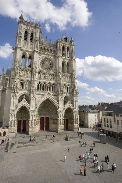 La restauration de des façades de la cathédrale d'Amiens (XIIIe siècle), engagée à partir de 1994, a permis de mettre au jour des vestiges de polychromies médiévales.