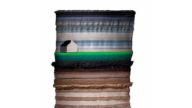 Aurélie Mathigot. Assise au bord du chemin. Dimensions : 140 x 360cm. Composition de Laine rasée, sisal, soie et bambou .Exposé au mur et au sol, ce qui permet une lecture différente : du tapis à la tapisserie.