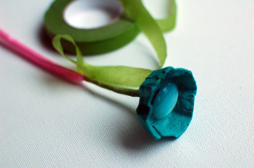 Recouvrir la tige en cure pipe avec l'adhésif floral