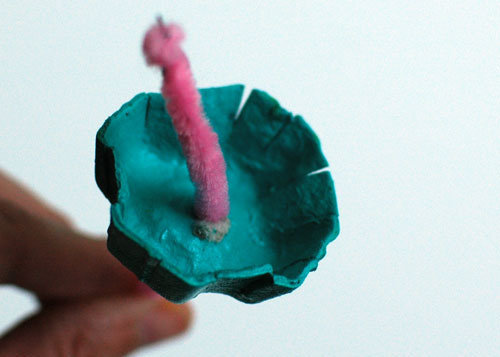 Glissez la pointe d'un cure pipe dans un trou.