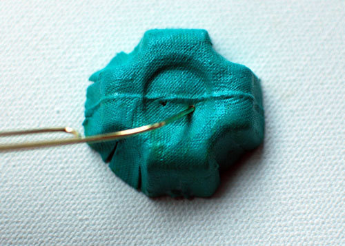 Percez  2 trous dans le fond avec la pointe d'un trombone.