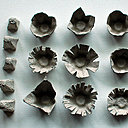 Découpez les fonds des alvéoles et les pointes en carton.