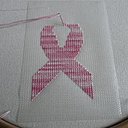 Le ruban rose, le motif de la lutte contre le cancer entrain d'être brodé à l'aide du  Soluble Canvas