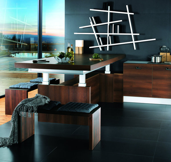 Multi-fonctions, le plan de travail devient multi-tâches en montant et baissant au gré de vos besoins. Les 4 vérins permettent donc au plan de devenir multi-usages!