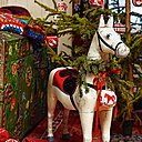 Boules de Noël  en laine aux motifs scandinaves pour décorer le cheval de bois