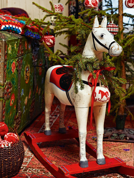 Boules de Noël  en laine aux motifs scandinaves pour décorer le cheval de bois