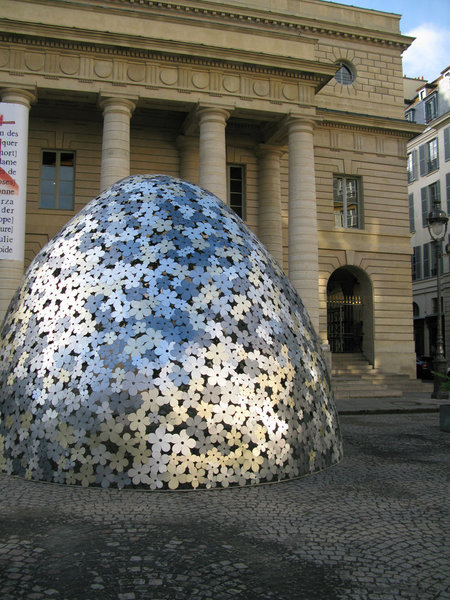 Installation réalisée grâce à l'aide du directeur de théâtre de l'Europe, Olivier Py et le soutien de la mairie de Paris