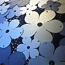 Un millier de fleurs de métal compose l'ensemble