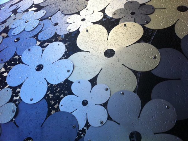 Un millier de fleurs de métal compose l'ensemble