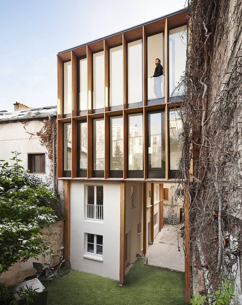 La surélévation est montée sur des béquilles qui renforcent la faiblesse de la construction ancienne.