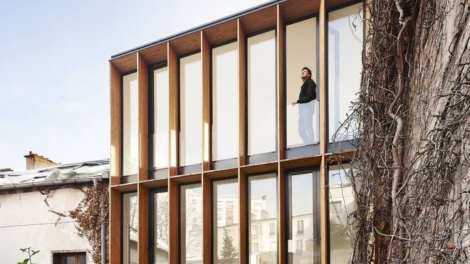 La surélévation est montée sur des béquilles qui renforcent la faiblesse de la construction ancienne. La surélévation est montée sur des béquilles qui renforcent la faiblesse de la construction ancienne.