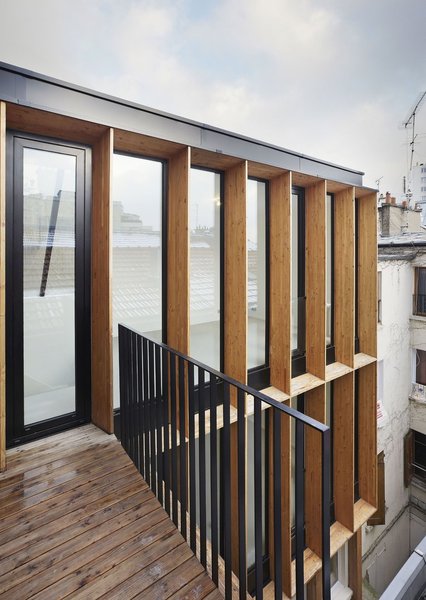 A l’extérieur, bardage en mélèze avec terrasse en pin et panneaux de bois (OSB), menuiseries en aluminium à rupture de pont thermique avec double vitrage gaz argon à faible émissivité.