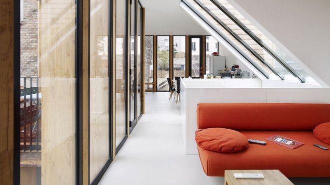 Au sommet, perché sur les toits de Paris, une grande pièce de vie et un salon en pleine lumière. Au sommet, perché sur les toits de Paris, une grande pièce de vie et un salon en pleine lumière.