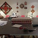 L'espace couture, vaste atelier avec table de coupe et postes pour les machines à coudre