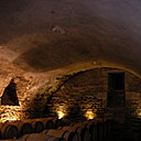 De belles caves voûtées garantissent un bel élevage du vin dans les fûts de chêne