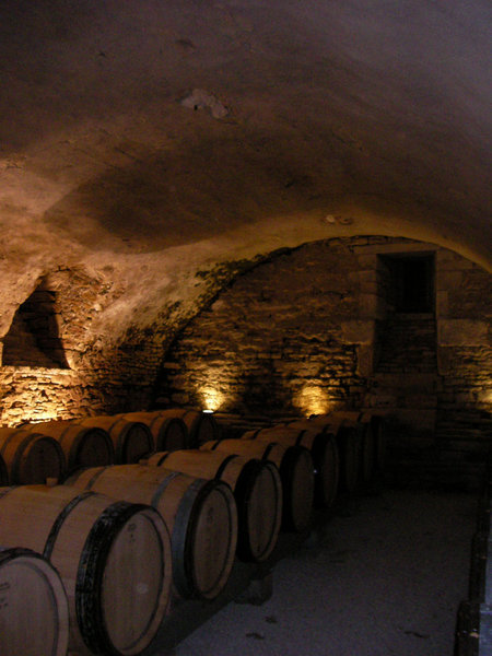 De belles caves voûtées garantissent un bel élevage du vin dans les fûts de chêne