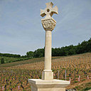 La devise toujours actuelle « Ora et labora » prière et travail, gravée au pied de la croix