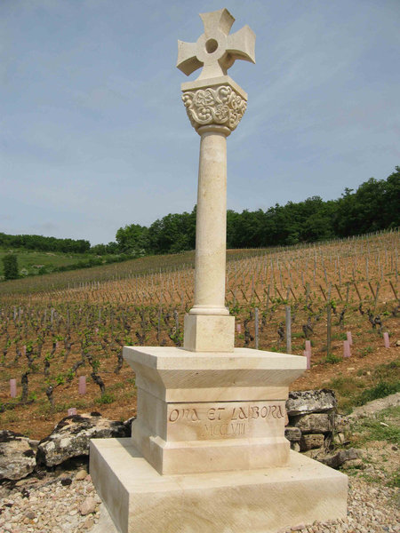La devise toujours actuelle « Ora et labora » prière et travail, gravée au pied de la croix