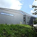 Le premier volume possède une toiture à pente en ardoise sur charpente bois.