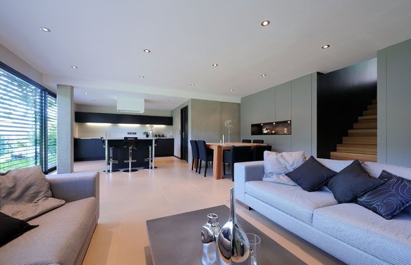 Une grande pièce à vivre occupe le second volume, en contrebas, là où la prairie naturelle est intacte.