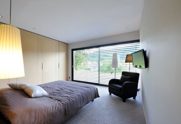 La chambre des parents profite aussi d’une vue imprenable sur l’extérieur.