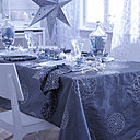 Pour une table hivernale, jouez sur une ambiance argentée où les reflets des flocons répondent aux étoiles qui scintillent au rythme des douces flammes des lumignons.