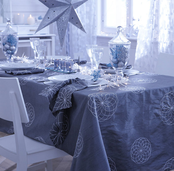 Pour une table hivernale, jouez sur une ambiance argentée où les reflets des flocons répondent aux étoiles qui scintillent au rythme des douces flammes des lumignons.