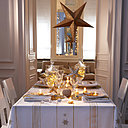 Avec votre table parée d’or, ouvrez un nouveau chapitre de l’épopée des rois mages qui suivèrent l’étoile du berger jusqu’à destination.